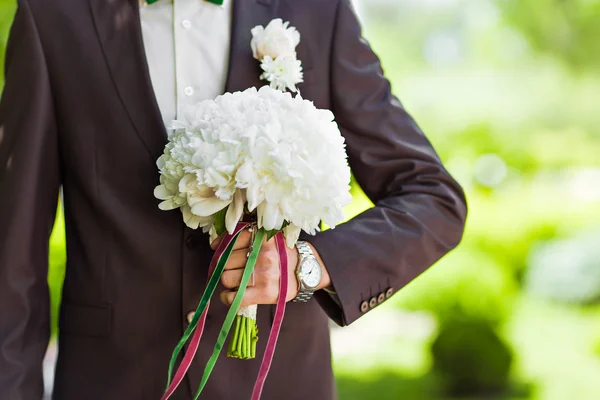 Le marié avec le bouquet — Photo