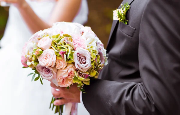 The groom with   bouquet — Stock Photo, Image