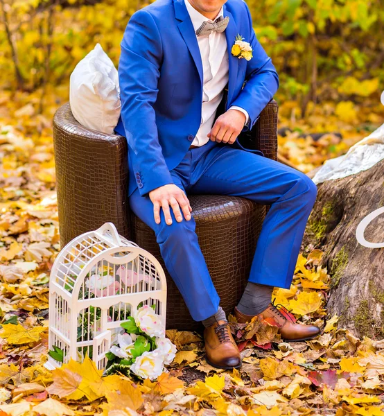 Mann auf dem Herbstpark — Stockfoto