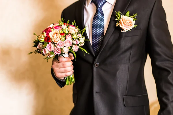 Yaka çiçeği ile elbiseli adam — Stok fotoğraf