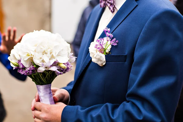 Man i kostym med boutonniere — Stockfoto