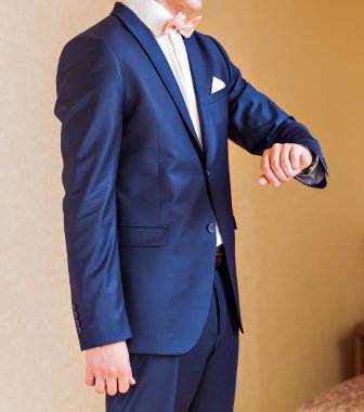 Erkeklerin eli saatlidir..