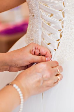 nedime elbise gelin yardımcı oluyor