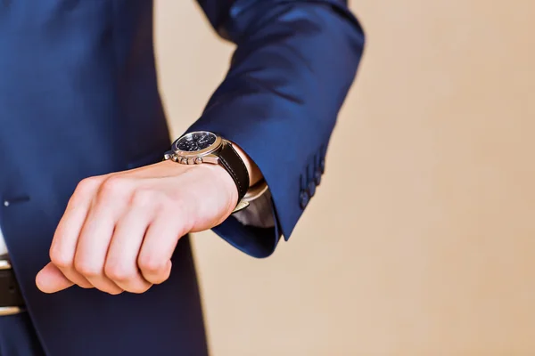 Mens mano con un reloj. — Foto de Stock