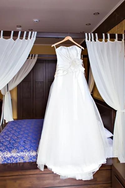 Modernes weißes Hochzeitskleid — Stockfoto