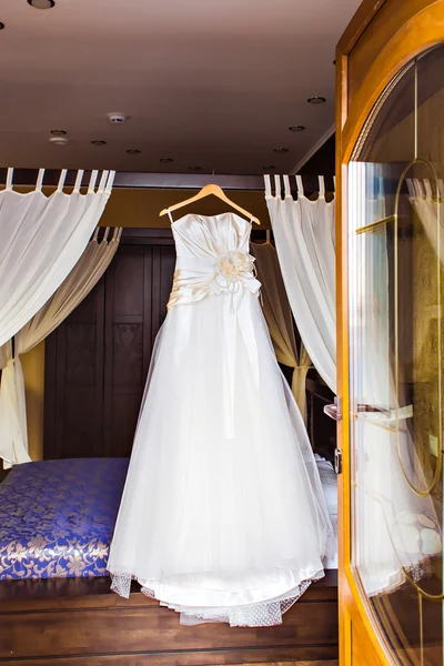Vestido de novia blanco moderno —  Fotos de Stock