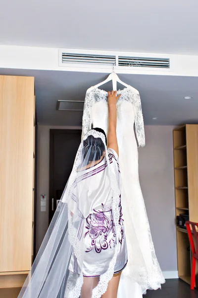 Robe de mariée blanche moderne — Photo