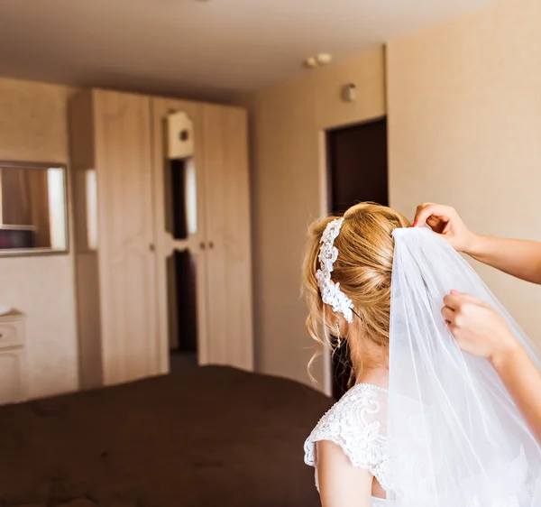 Estilista faz penteado de casamento — Fotografia de Stock