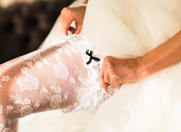Brautkleider mit Strumpfband am Bein. — Stockfoto