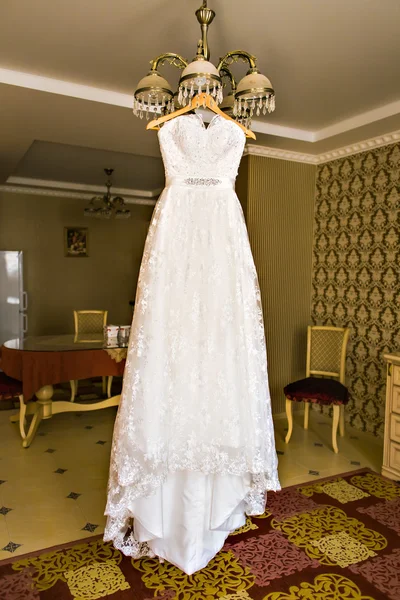 Vestido de novia colgando — Foto de Stock