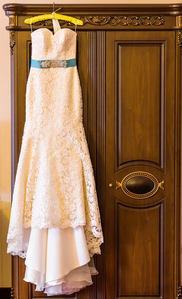 Vestido de novia colgando — Foto de Stock