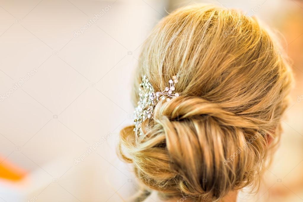Stylist makes wedding hairstyle