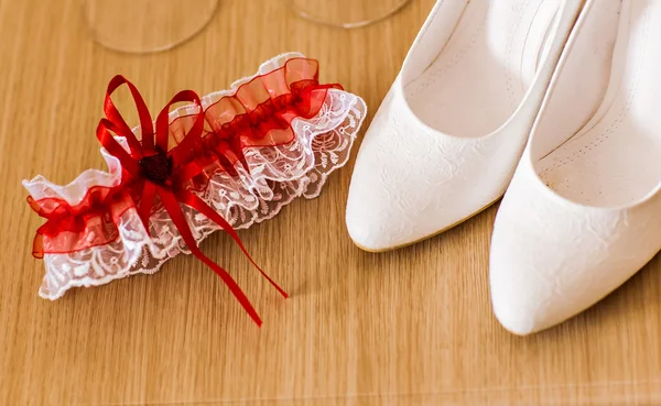 Garter and wedding shoes — Stock Photo, Image