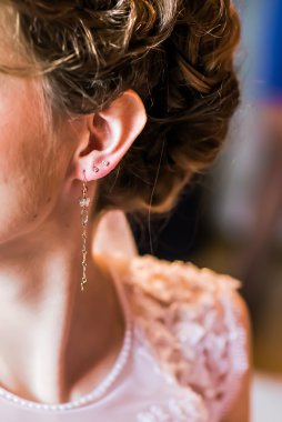 Gelin küpe takıyor