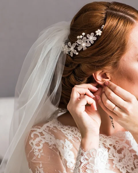 Bruid draagt oorbellen — Stockfoto