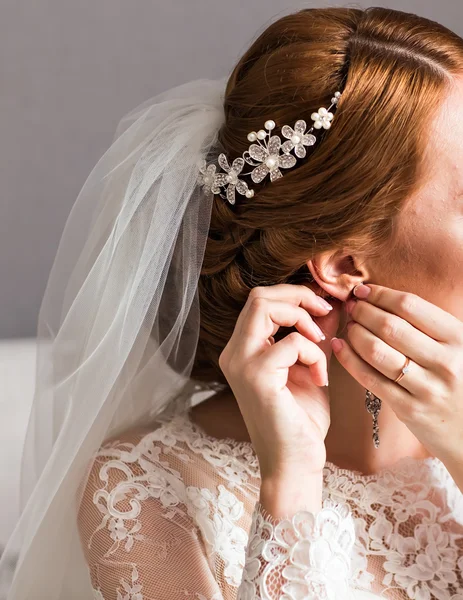 Bride wears earrings — Stock Photo, Image