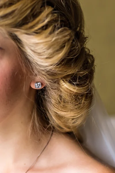 Bride wears earrings — Stock Photo, Image