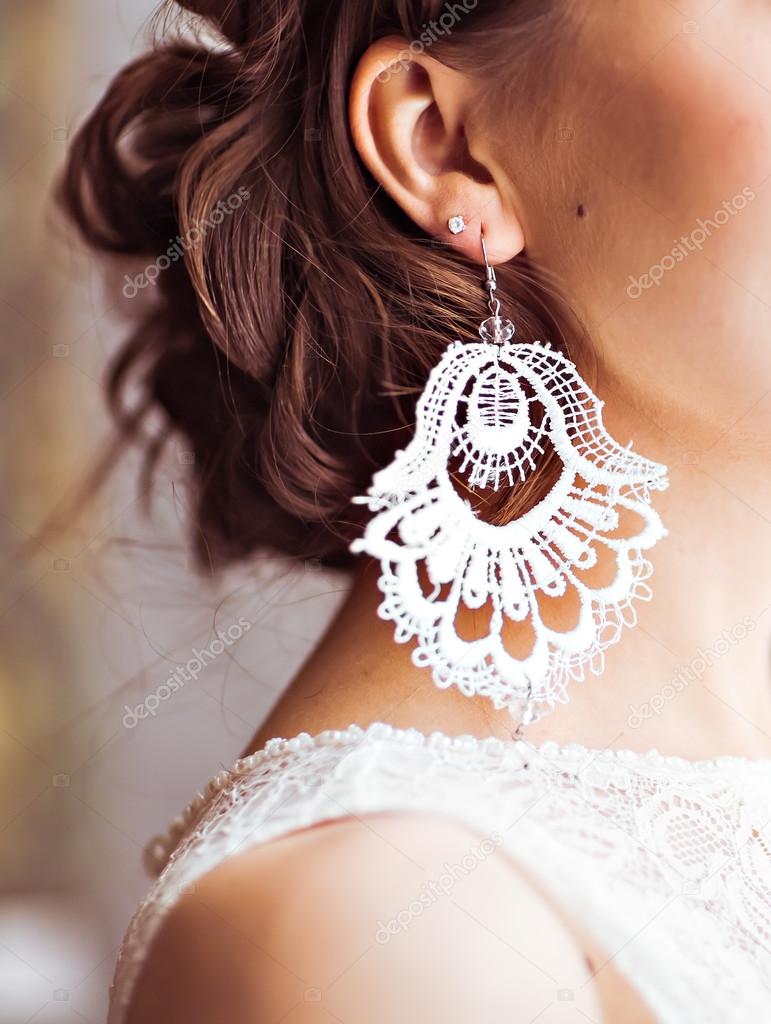 Bride wears earrings — Stock Photo © Satura_ 78484096