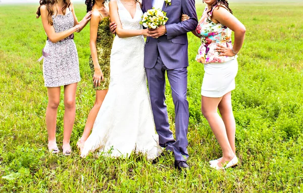 Brautjungfern mit Bräutigam und Braut — Stockfoto