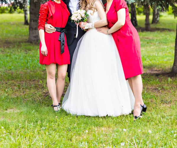Bruid en bruidegom met vrienden — Stockfoto