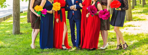 Damas de honor con novio —  Fotos de Stock