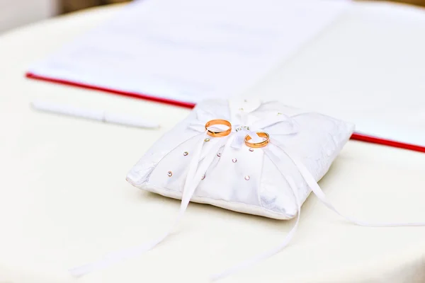 Anillos de boda de oro — Foto de Stock