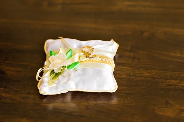 Anillos de boda de oro — Foto de Stock