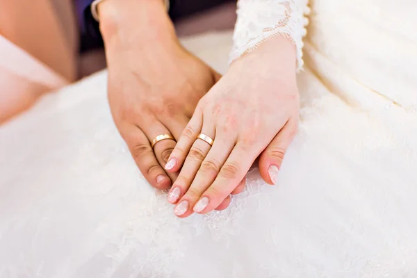 Anéis de casamento de ouro — Fotografia de Stock