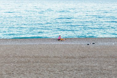 Kumsaldaki insanlar.