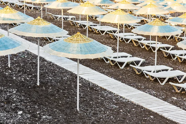 Plajda şemsiye ve Paz aylâk — Stok fotoğraf