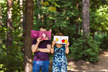 Hamile kadın ve kocası. 