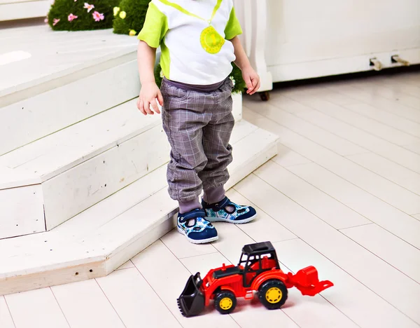 Niño pequeño con un coche de juguete — Foto de Stock