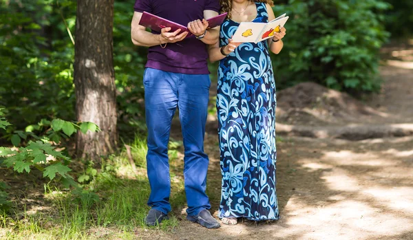 Schwangere Frau und ihr Mann — Stockfoto