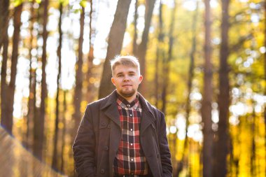  sonbahar parkta bir ceket giyen adam