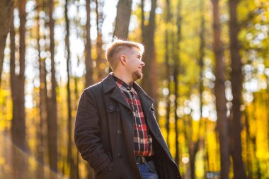  sonbahar parkta bir ceket giyen adam