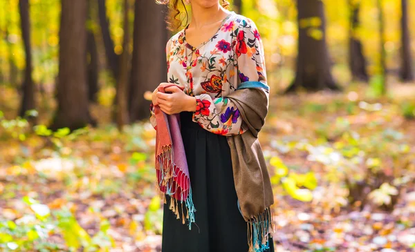 Menina no parque de outono com folhas — Fotografia de Stock