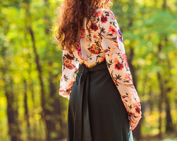 Дівчина в осінньому парку з листям — стокове фото