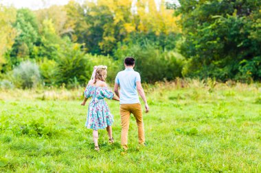 mutlu çift çayır on yürüyüş