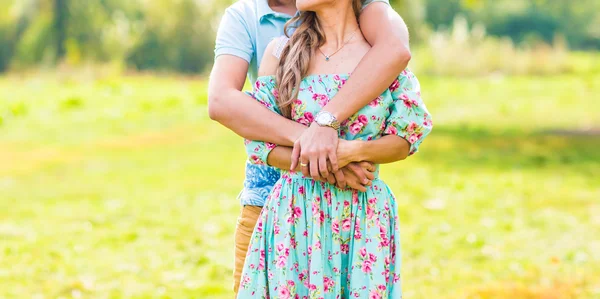 Pareja abrazando — Foto de Stock