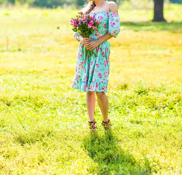 Красива дівчина з букетом квітів — стокове фото