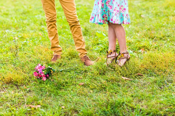 Jovem casal apaixonado andando — Fotografia de Stock