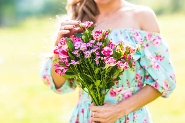 Belle fille avec un bouquet de fleurs — Photo
