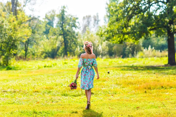 Mooi meisje met een boeket bloemen — Stockfoto