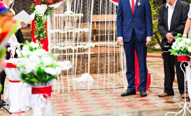 mavi elbiseli damat düğün töreninde yeşil yolda olduğunu