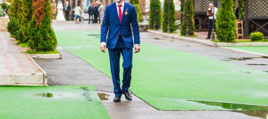 mavi elbiseli damat düğün töreninde yeşil yolda olduğunu