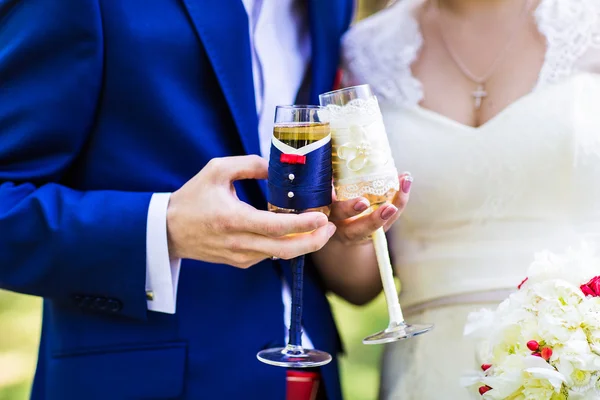 Pareja de boda con gafas — Foto de Stock