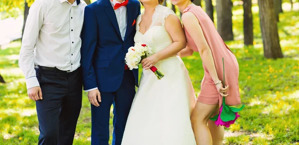 Hochzeitspaar, Trauzeuge und Brautjungfer — Stockfoto