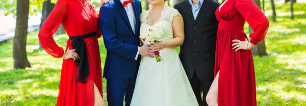 Свадебная пара, шафер и подружка невесты — стоковое фото