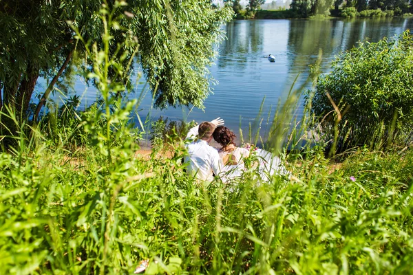 Para w uścisk miłości w pobliżu jeziora niebieski — Zdjęcie stockowe