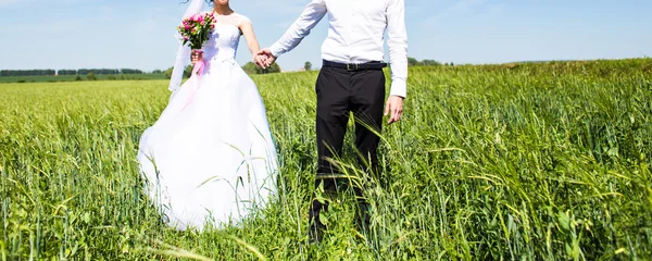 Junges Hochzeitspaar — Stockfoto